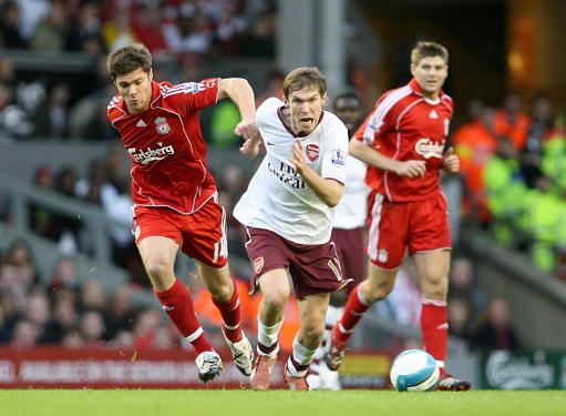 安东尼-戴维斯左手韧带将动手术缺阵数月，独行侠赛季前景与交易窗口双重震荡